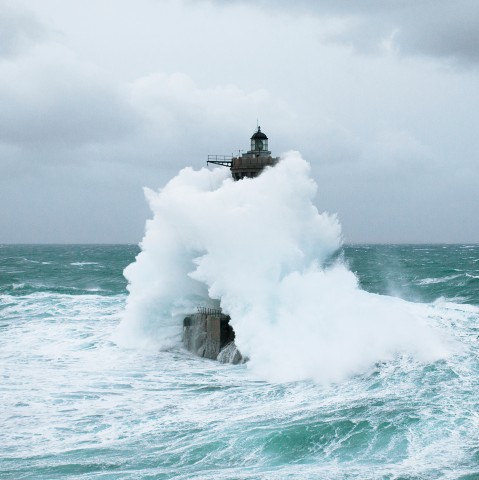 Photo Vague sur le phare du Four, Bretagne par Philip Plisson