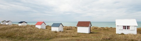 Photo Cabanons à Gouville-sur-Mer, Normandie par Philip Plisson