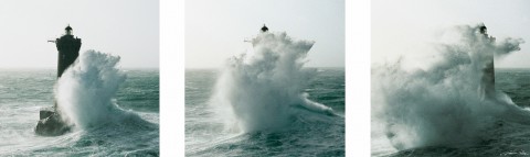 Photo Wave at the attack of the Four lighthouse, Finistère par Guillaume Plisson
