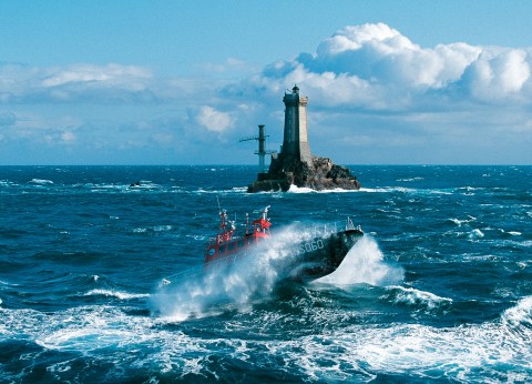 Photo Canot de sauvetage devant le phare de la Vieille, Finistère par Philip Plisson