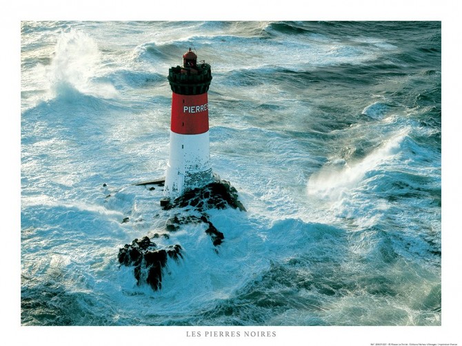 Photo Le phare des Pierres Noires dans le Finistère par Philip Plisson