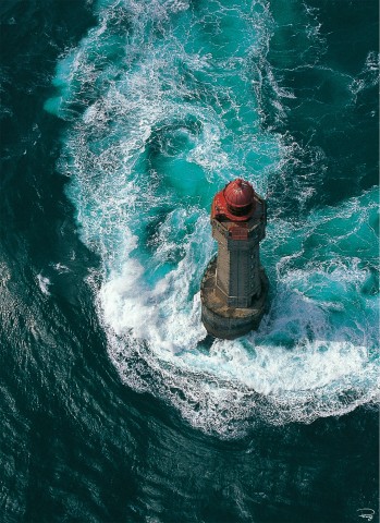 Photo Le phare de la Jument dans le courant du Fromveur, Ouessant par Philip Plisson