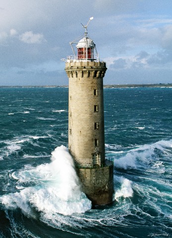 Photo Le phare de Kéréon entre les îles de Molène et de Ouessant, Bretagne par Guillaume Plisson