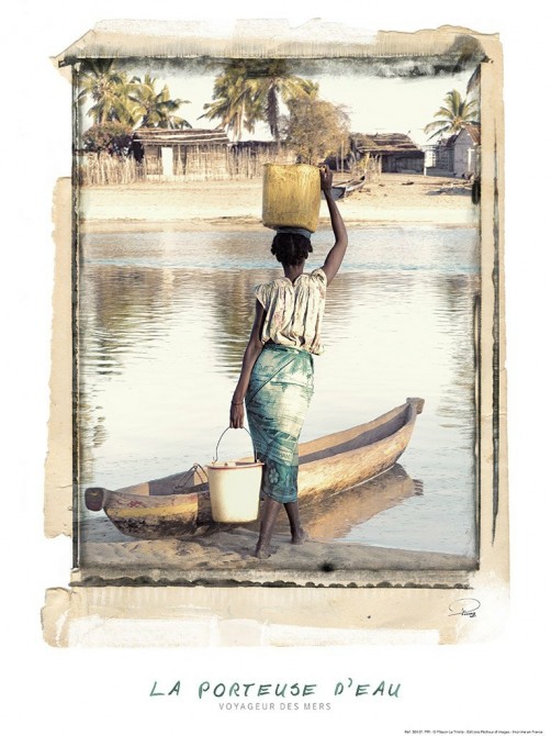 Photo La porteuse d'eau, Madagascar par Philip Plisson