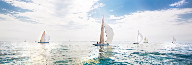 Photo Sailboats in regatta par Philip Plisson
