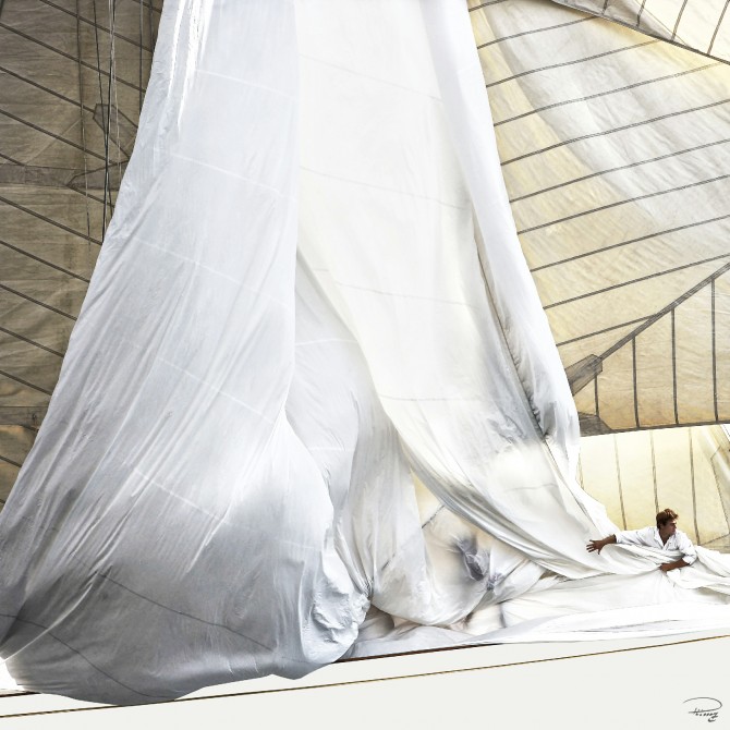 Photo Jeu de voile à bord d'un voilier classique par Philip Plisson