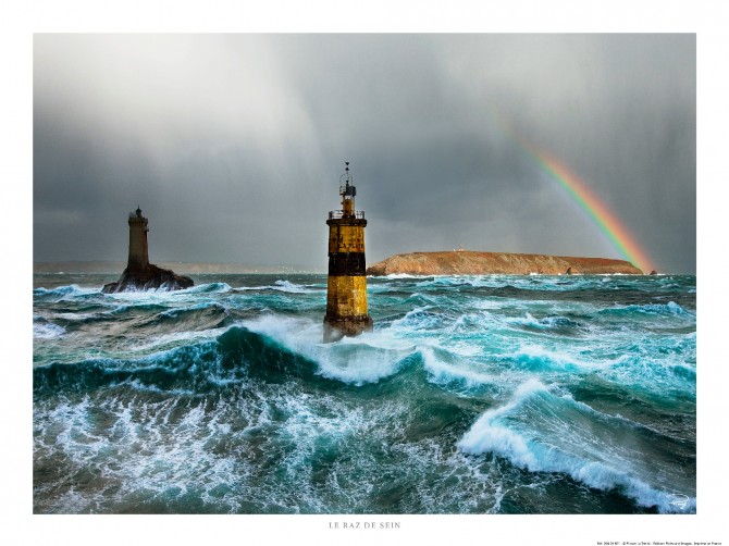 Photo Tempête sur la Pointe du Raz et le phare de la Vieille par Philip Plisson