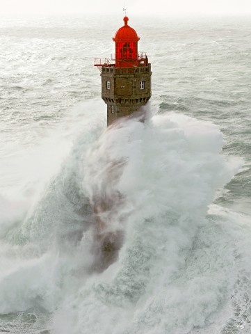 Photo Storm on the Jument lighthouse, Ouessant, Brittany par Philip Plisson
