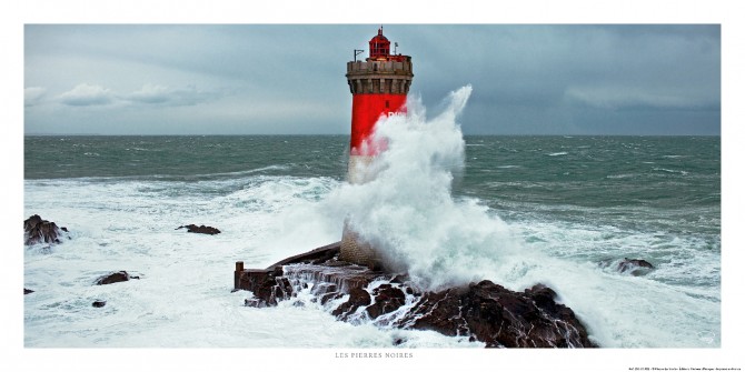 Photo Vague sur le phare des Pierres Noires, Bretagne par Philip Plisson