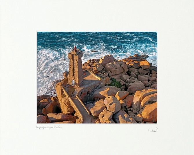 Photo Ploumanac'h, le phare de Men Ruz, Côte de Granit Rose, Bretagne par Philip Plisson