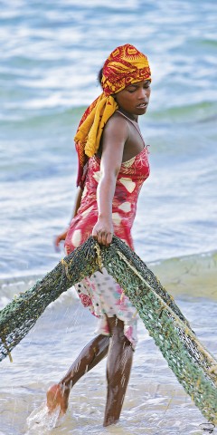 Photo Fisherwoman of the Vezo people par Philip Plisson