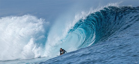 Photo Le surfeur et sa vague par Philip Plisson