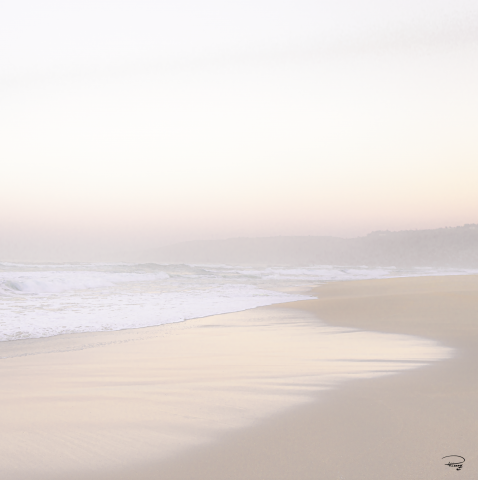 Photo Le jour se lève sur la plage en Bretagne par Philip Plisson