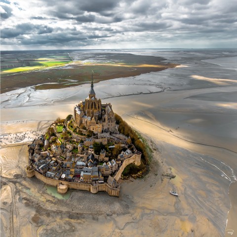 Photo Mont-Saint Michel between sky and sea, Normandy par Philip Plisson