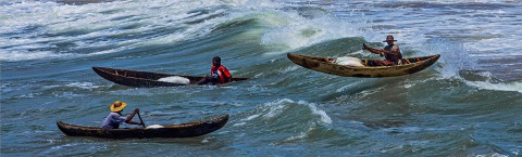 Photo Pêcheurs Malgaches surfant sur la vague par Philip Plisson
