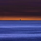 Le phare des Birvideaux by @phil_plisson 📸 
•
Ce soir là, à Quiberon, le soleil s'est couché tout doucement sur le phare des Birvideaux, donnant au ciel des couleurs mordorées. La mer reste un décor idéal pour mettre en scène des fins de journées d'automne. Il faut juste prendre le temps de regarder, et de profiter de ces moments magiques qu'offre la Bretagne 🌅⚓️
•
•
#pecheurdimages #bretagne #bretagnesud #morbihan #quiberon #mer #coucherdesoleil #borddemer #phare #photographie #photography #deco #decorateurinterieur #philipplisson