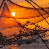 Backwaters, Kerala - Inde by @plisson56 📸
•
Une invitation au voyage dans le Kerala en Inde, et plus particulièrement dans les backwaters 🌏🇮🇳 Ces filets de pêche sont soulevés au coucher du soleil sur l'un des canaux qui forment le réseaux de backwaters. La lumière dorée de la fin de journée transforme ces filets élancés en de fins et délicats objets de décoration 🌅✨
•
•
#pecheurdimages #voyage #travel #inde #coucherdesoleil #sunset #inde #kerala #monde #photography #photographie #travelphotography #deco #decorationinterieur #fabricationfrancaise #philipplisson