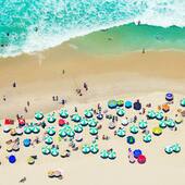 Copacabana, Brésil ⛱☀️ by @phil_plisson 📸
•
Au Brésil, Copacabana est l'une des plages les plus célèbres et mythiques sur la planète, vue du ciel ! Tout au long de ses 4,5 kilomètres, les parasols colorent le sable de petites touches de vert océan. Un plaisir coloré pour le photographe ☀️🌈⛱
Disponible dans les galeries et sur notre site www.pecheurdimages.com 
•
•
#pecheurdimages #copacabana #copacabanabeach #bresil #voyage #travel #monde #travelphotography #parasols #plage #beach #vueduciel #photography #photographie #philipplisson