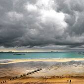 Sous le ciel de Saint-Malo by @phil_plisson 📸
•
Un ciel de traîne habille la jolie plage du Sillon à basse mer. Propices aux longues promenades en solitaire, avec juste la mer pour témoin, ces 3 kilomètres de sable que la marée vient de découvrir, ne pourront pas vous laisser indifférent ! ☁️✨
👉 Disponible dans les galeries @pecheur_dimages et sur notre site www.pecheurdimages.com 
•
•
#pecheurdimages #saintmalo #plagedusillon #plage #bassemer #mer #borddemer #ciel #cieldetraine #bretagne #photographie #photography #decorationinterieur #decoration #philipplisson